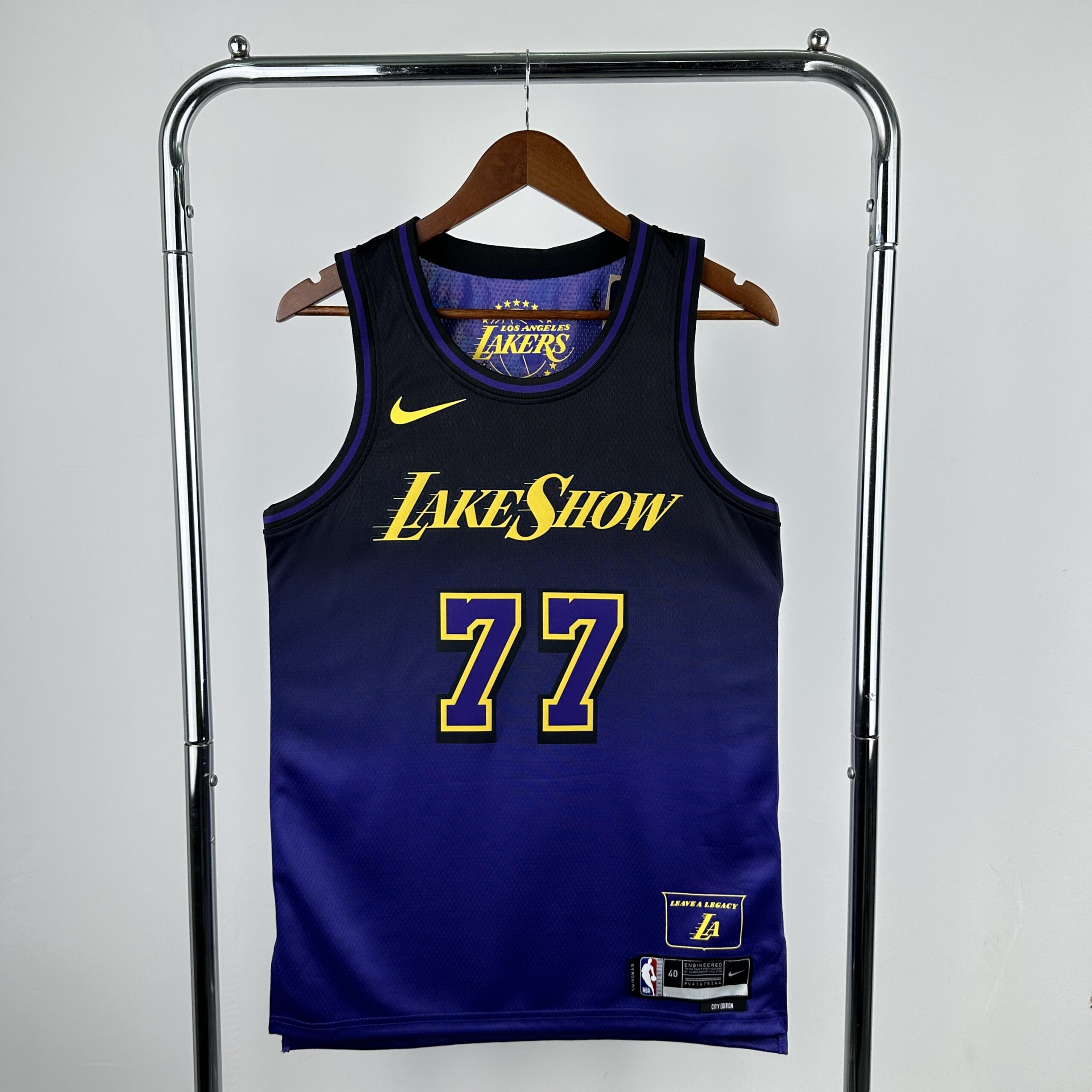 Camisa Los Angeles Lakers LakeShow #77 Dončić NBA Masculina - Imagem 11