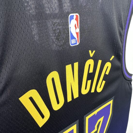 Camisa Los Angeles Lakers LakeShow #77 Dončić NBA Masculina - Imagem 4