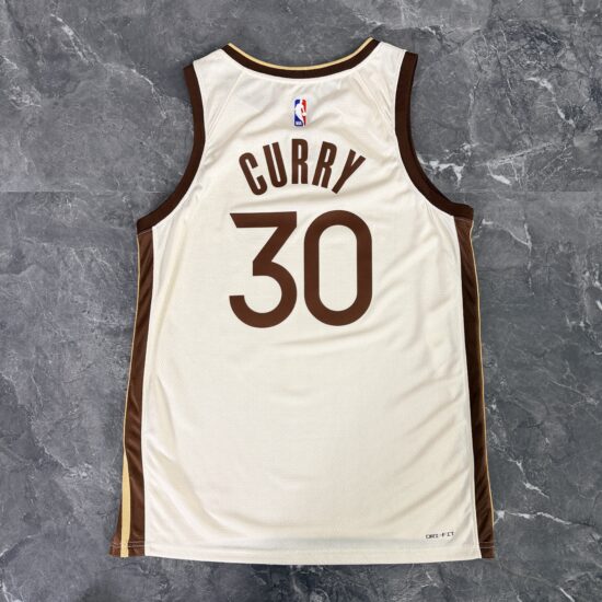 The Town #30 Curry - Imagem 2
