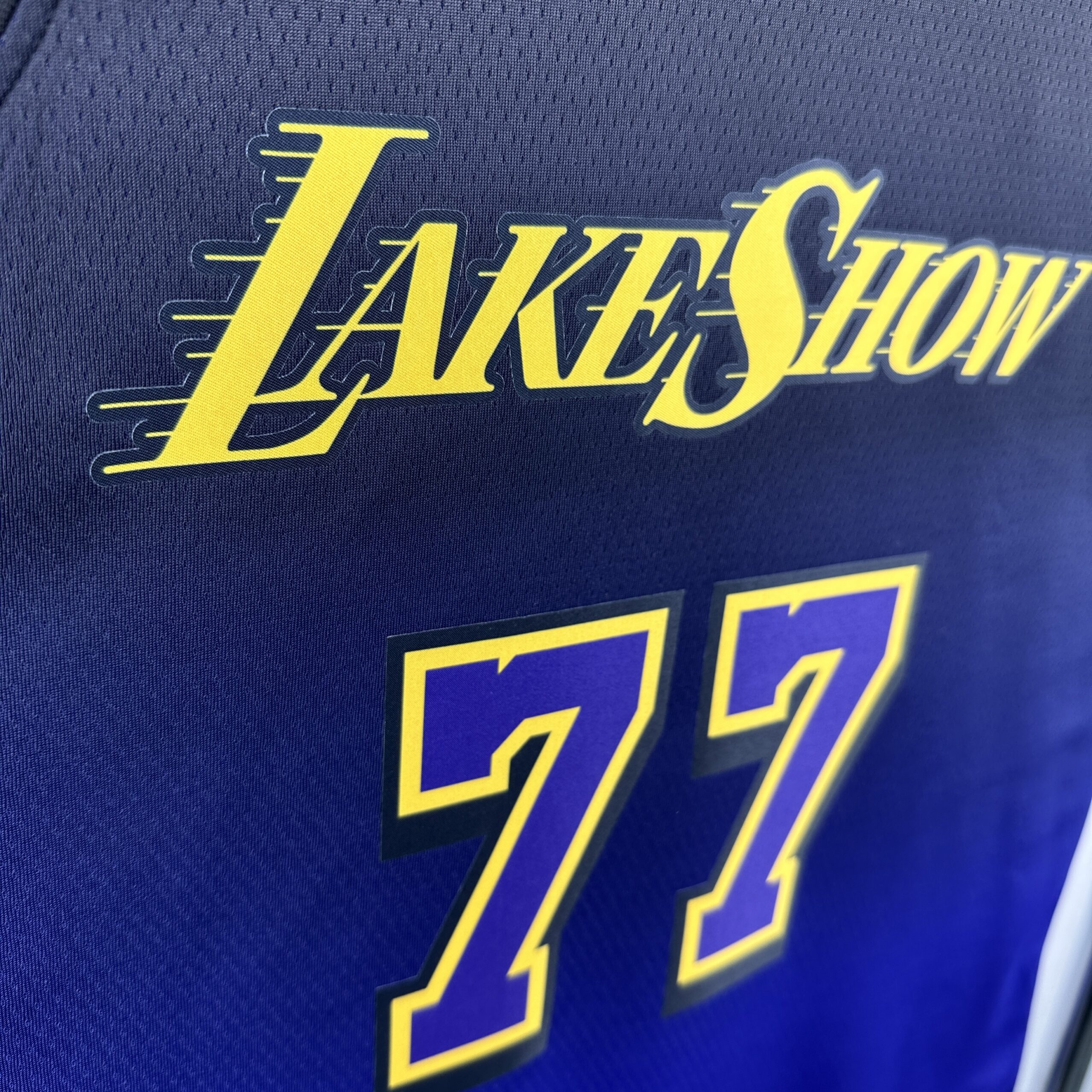 Camisa Los Angeles Lakers LakeShow #77 Dončić NBA Masculina - Imagem 8