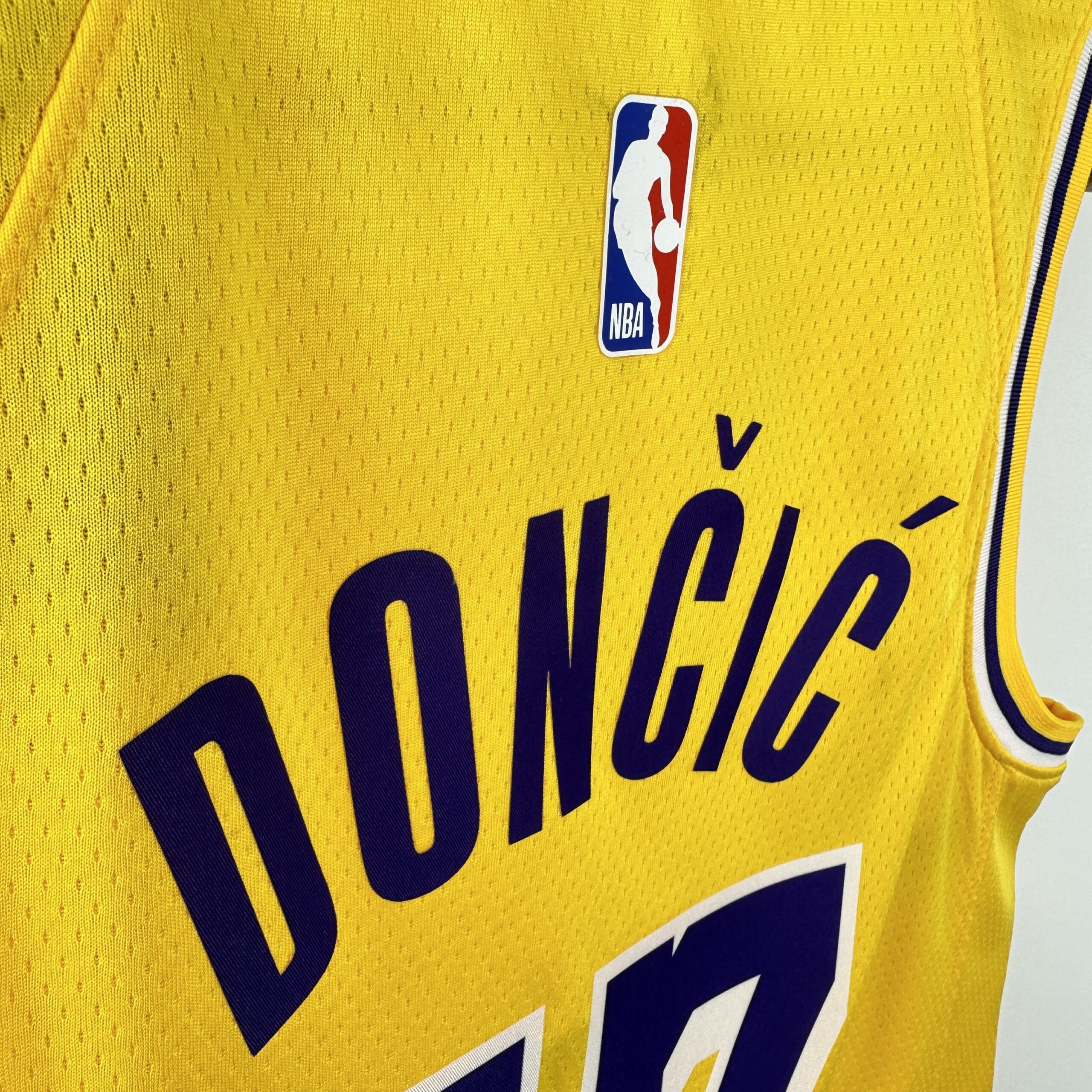 Camisa Los Angeles Lakers #77 Dončić NBA Masculina - Imagem 4