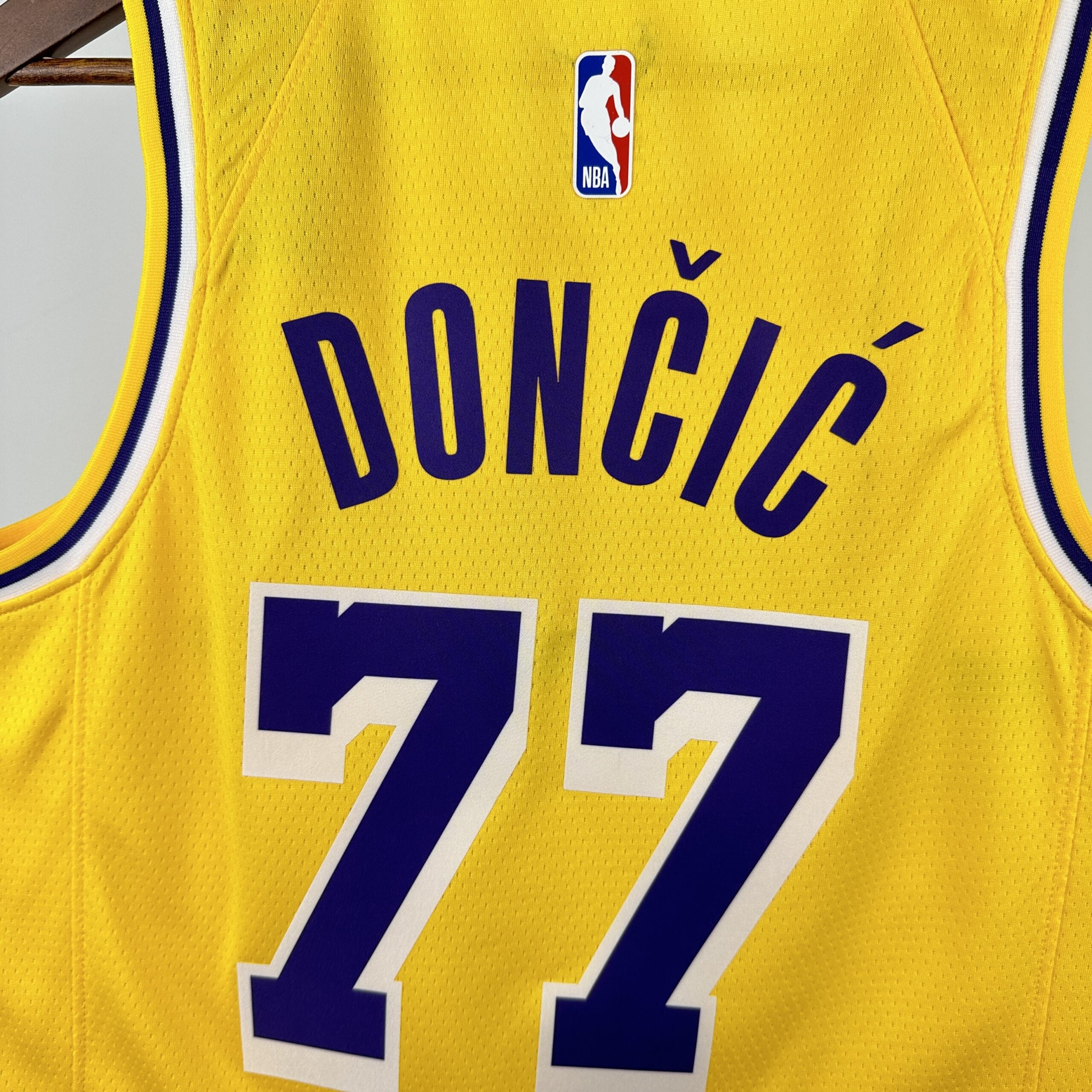 Camisa Los Angeles Lakers #77 Dončić NBA Masculina - Imagem 5