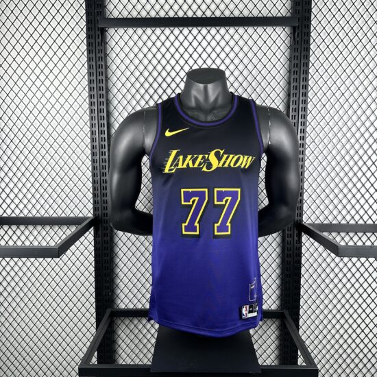 Camisa Los Angeles Lakers LakeShow #77 Dončić NBA Masculina - Imagem 1